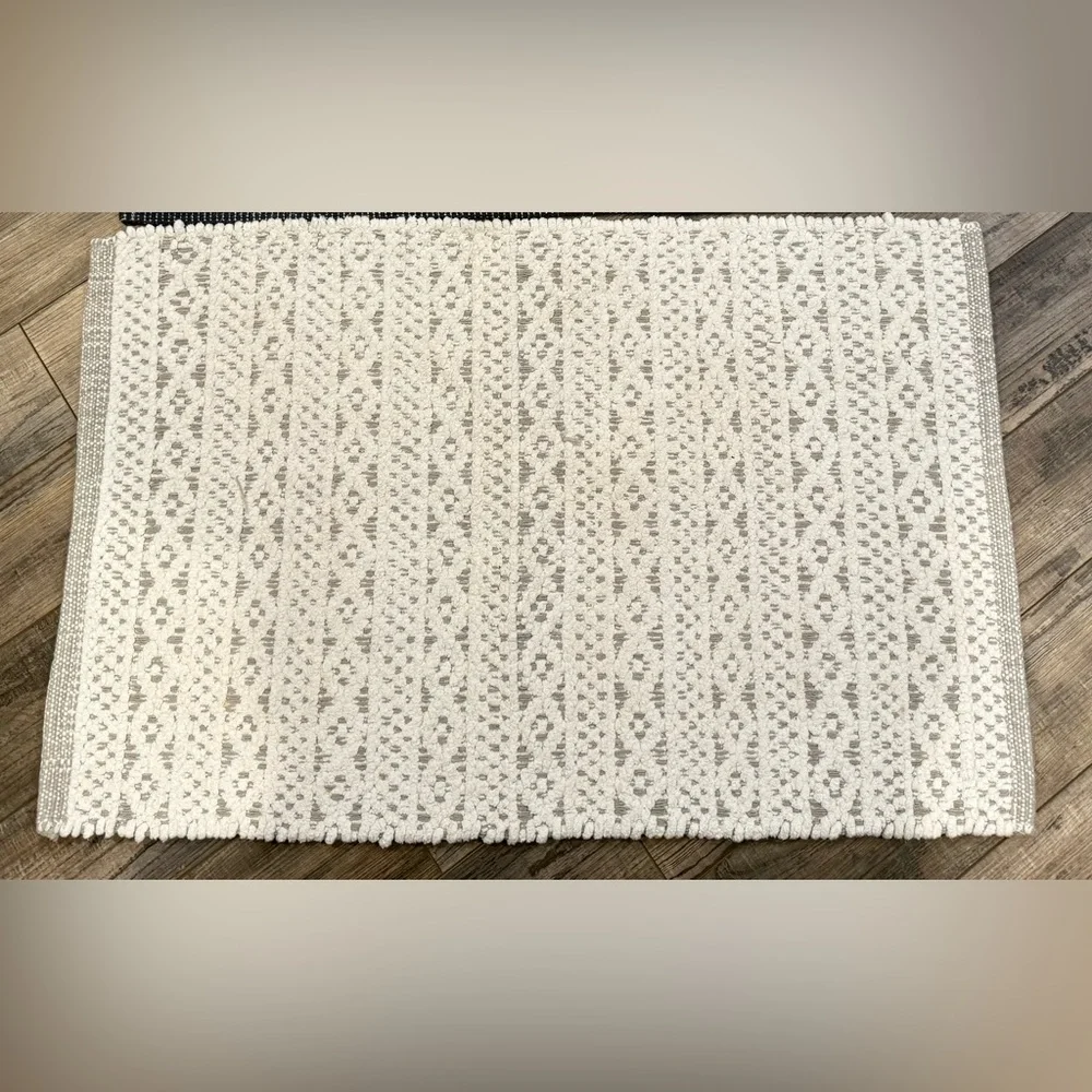 Elegant Cream and Gray Textured threshold target bath mat Rug
